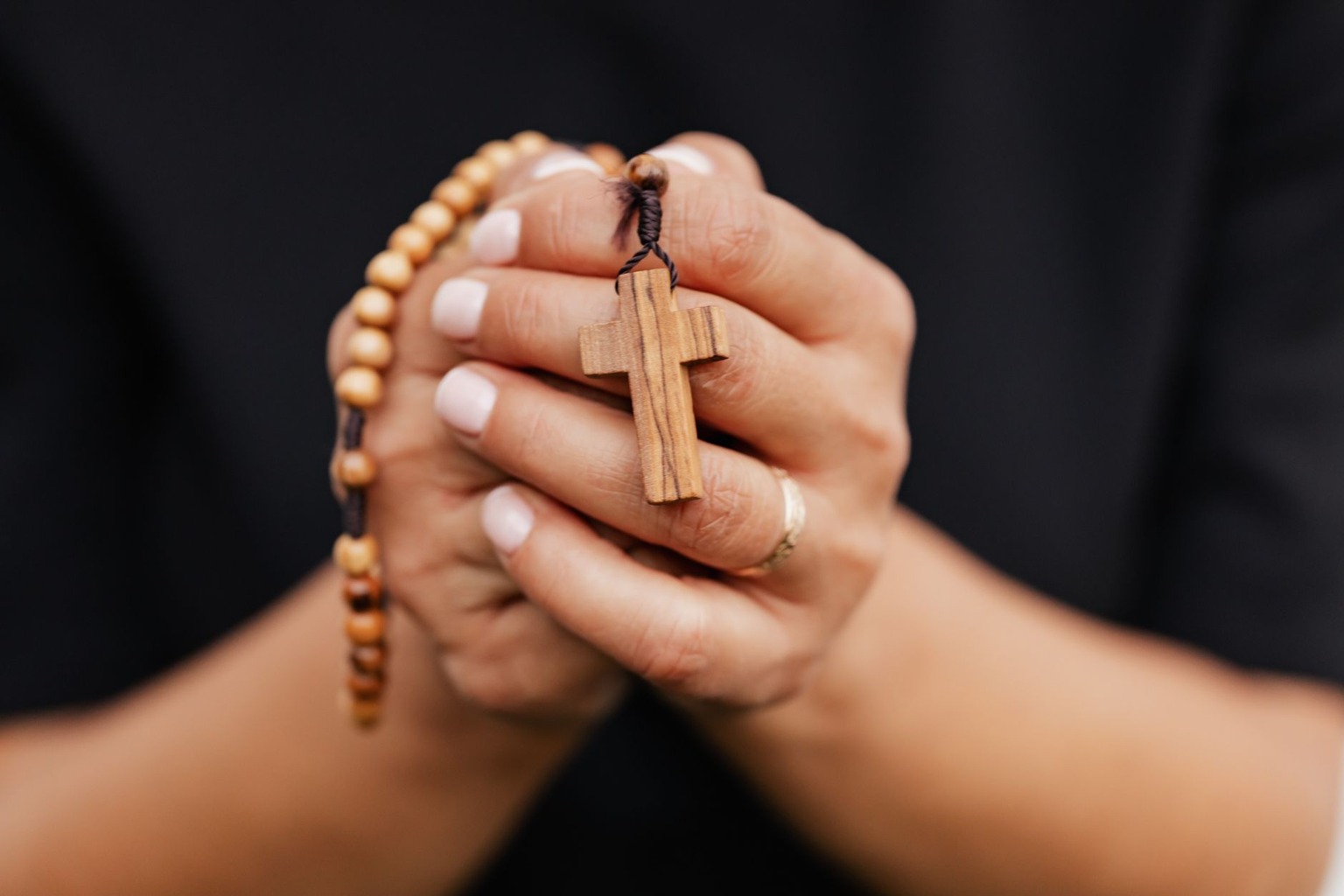 Różaniec jako potężna broń w walce duchowej — 5. Rozpoznawanie ataków demonicznych, znaki i reakcje
